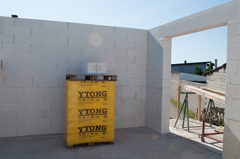 Baustelle mit vermauerten Ytong Steinen und Ytong Palette