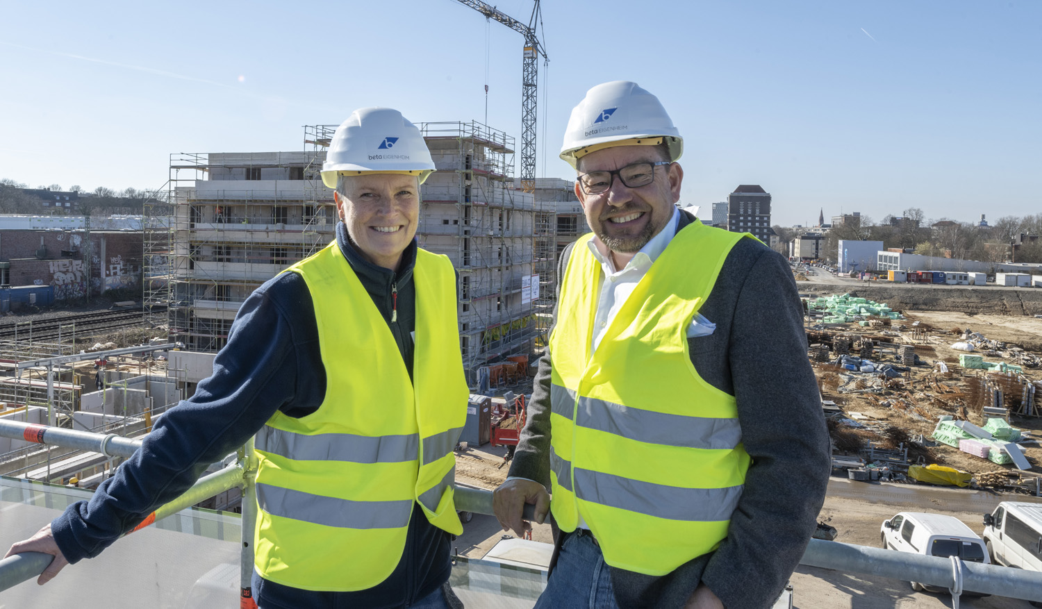 Sonja Mrugalla und Dirk Salewski vor der Baustelle Kronprinzenviertel, Dortmund
